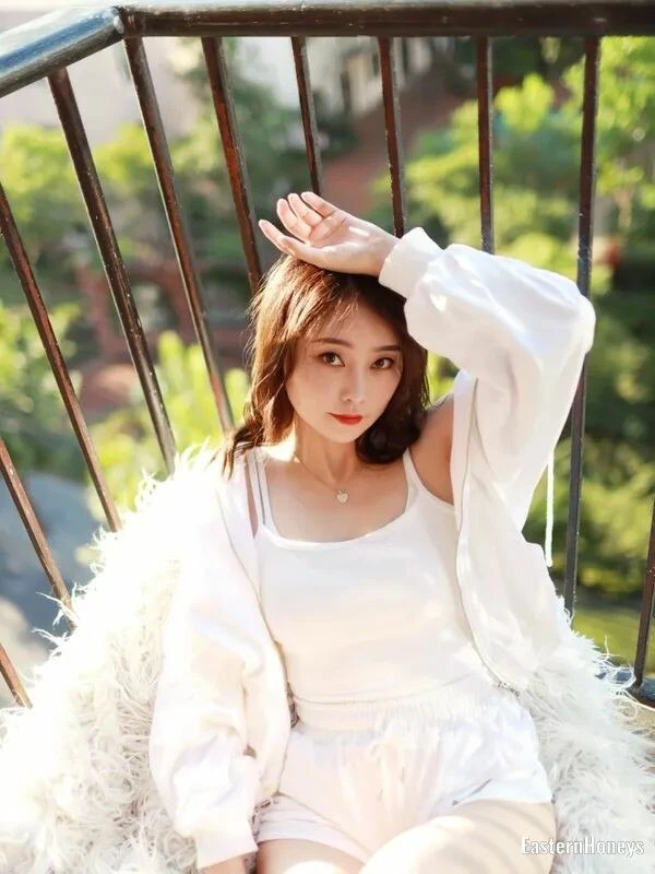 Xiaoyu, 28