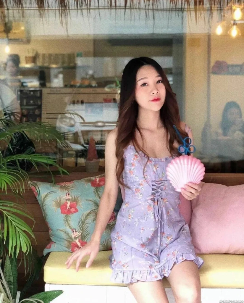 Sara, 23
