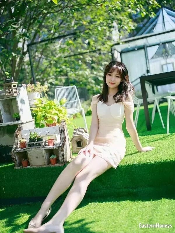 Xinyi, 21
