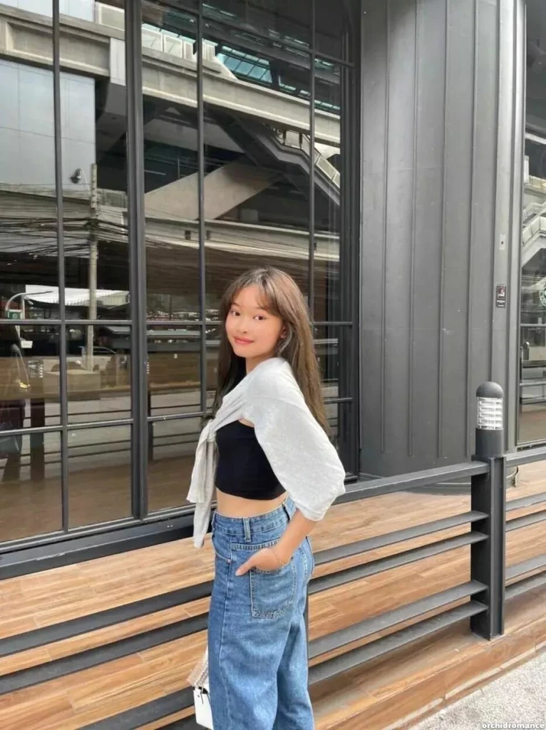 Lucia, 24
