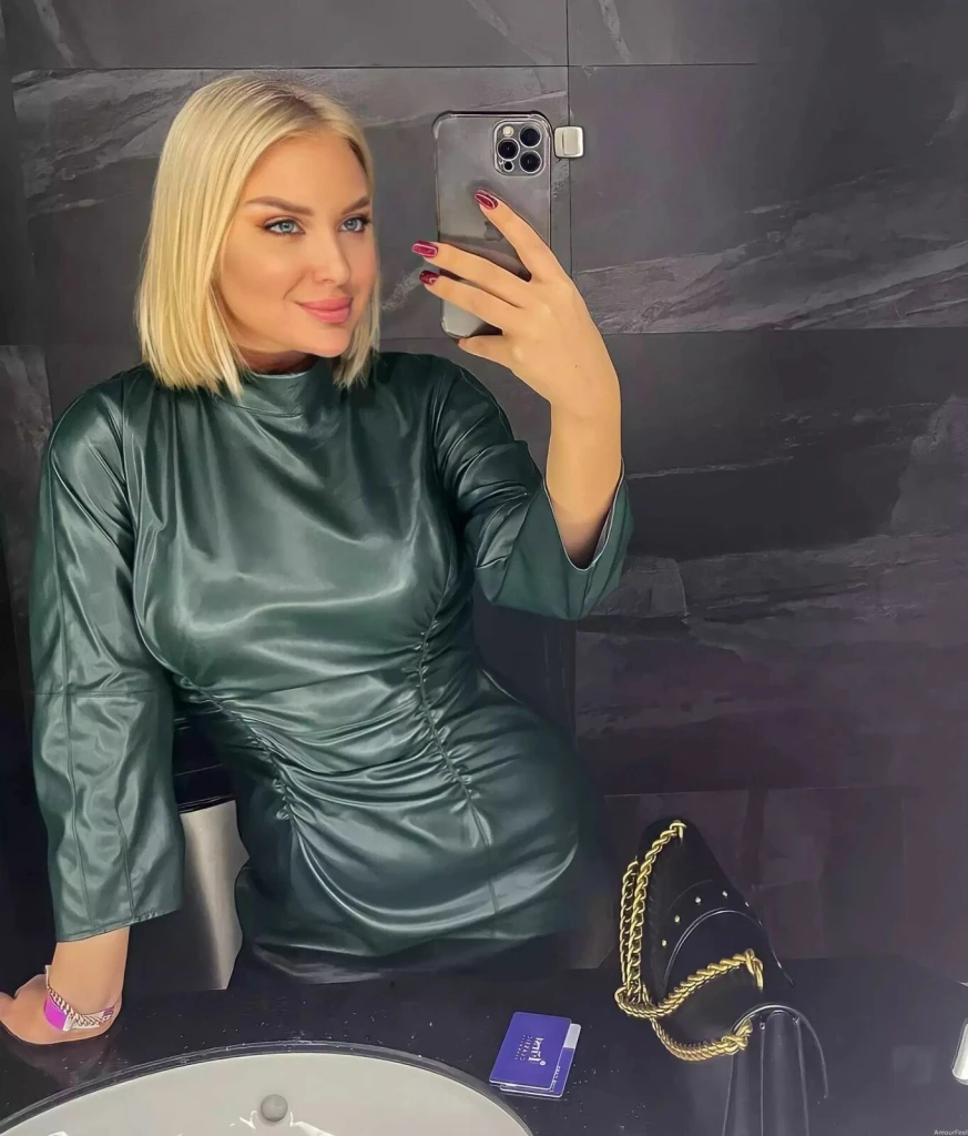 Larysa, 25