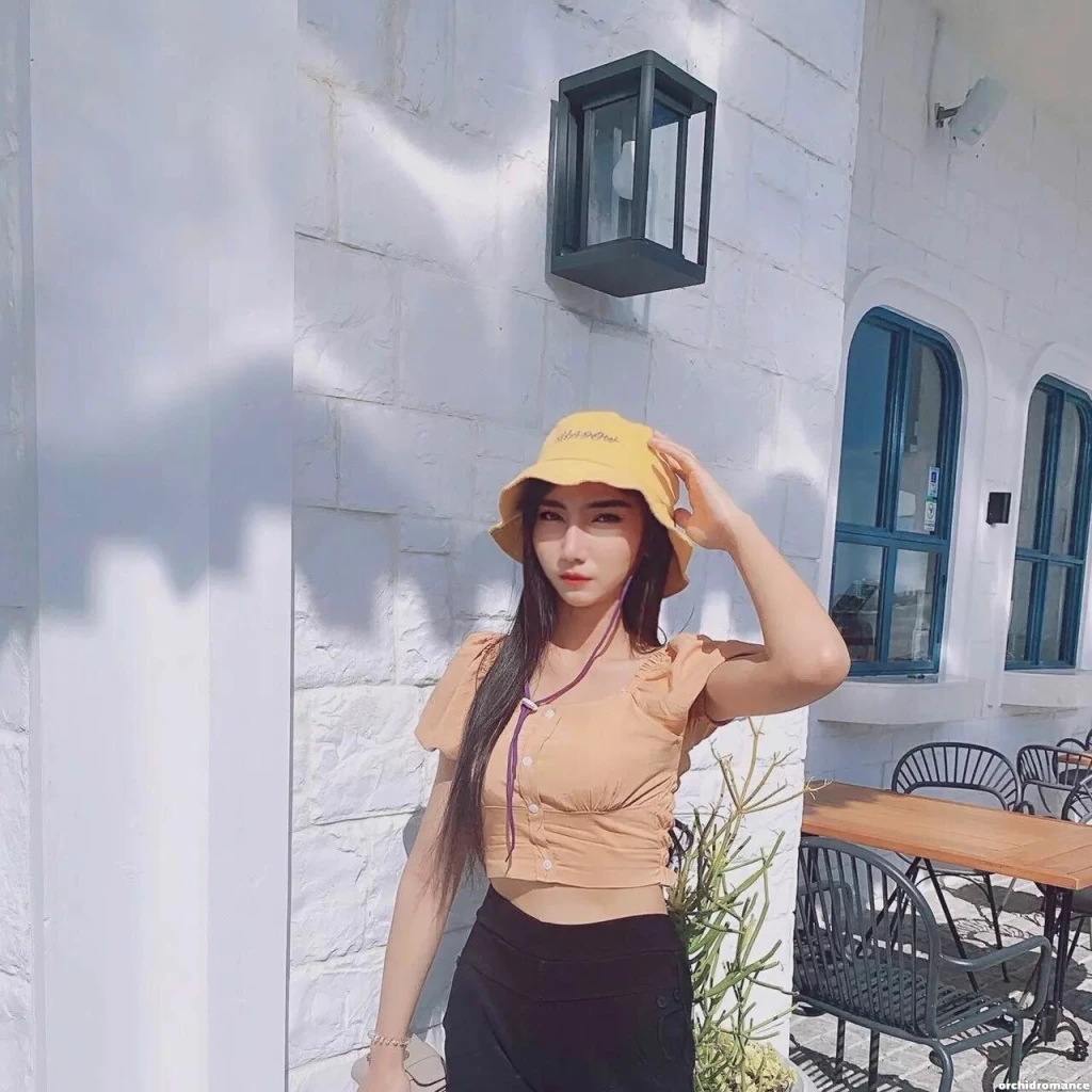 Vennita, 25